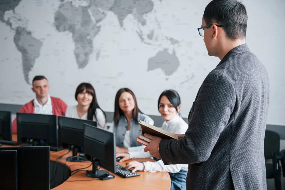 Coaching or Mentoring? A Guide to Choosing
